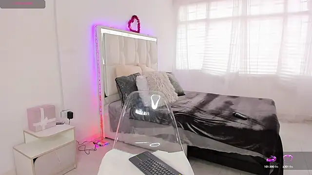 lucy Bensonn online show from December 6, 2024, 6:44 pm