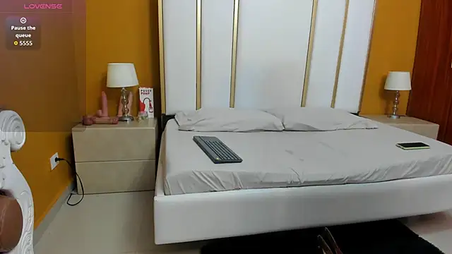 FOXYRIVER  online show from March 25, 2026, 12:04 pm