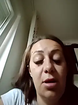 AvaLloyd online show from September 28, 2025, 4:41 am