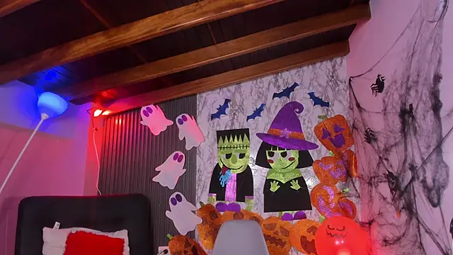 chloe blue online show from October 31, 2025, 12:24 pm