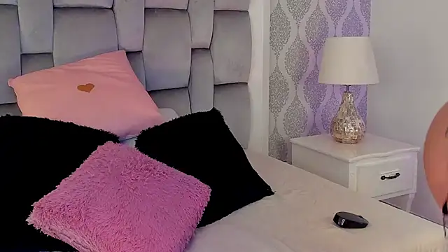 Charlotte  08 online show from October 22, 2025, 7:35 pm