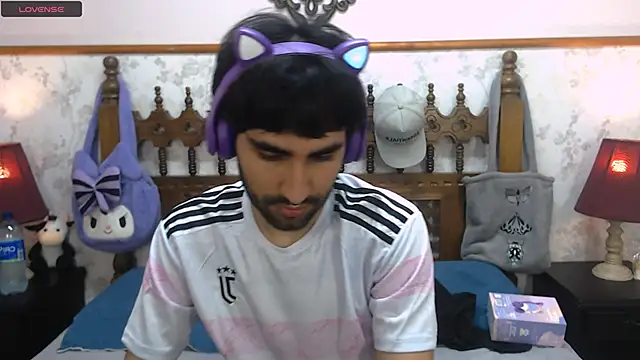 MilanZaire online show from March 5, 2025, 2:57 am