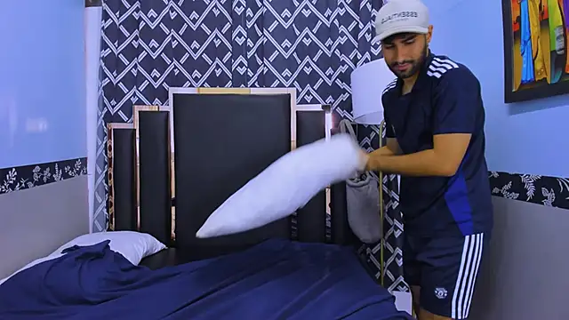 MilanZaire online show from October 21, 2025, 12:43 am