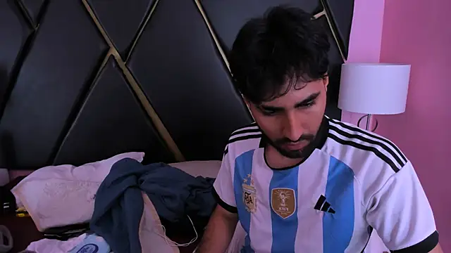 MilanZaire online show from November 16, 2025, 8:35 pm