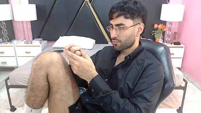 MilanZaire online show from October 4, 2025, 9:49 pm