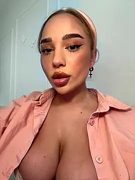 Snapshot of CardiSweetBaby chatting on September 12, 2025, 3:23 pm CardiSweetBaby online show from September 12, 2025, 3:23 pm