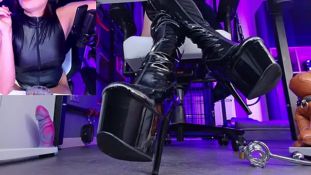 LadyPineapple online show from January 6, 2025, 12:05 am