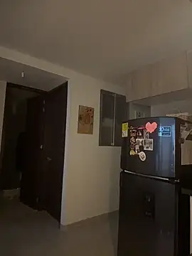 SaraParisi online show from December 4, 2025, 10:42 pm