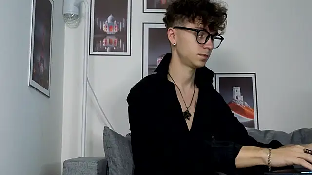 Joseph  Quinn online show from January 9, 2026, 1:34 am