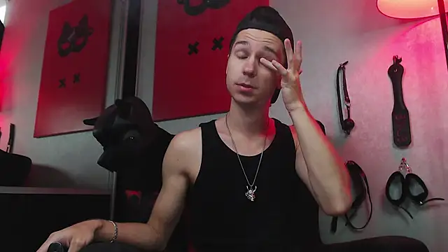 Joseph  Quinn online show from March 3, 2025, 8:08 am