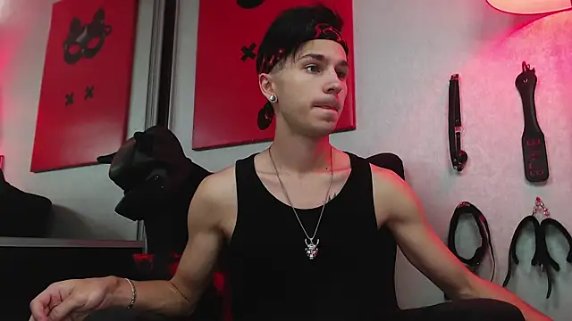 Joseph  Quinn online show from March 20, 2025, 8:53 am