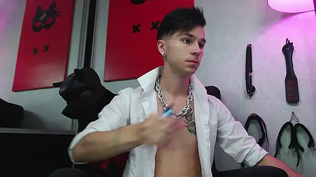 Joseph  Quinn online show from March 18, 2025, 8:06 am