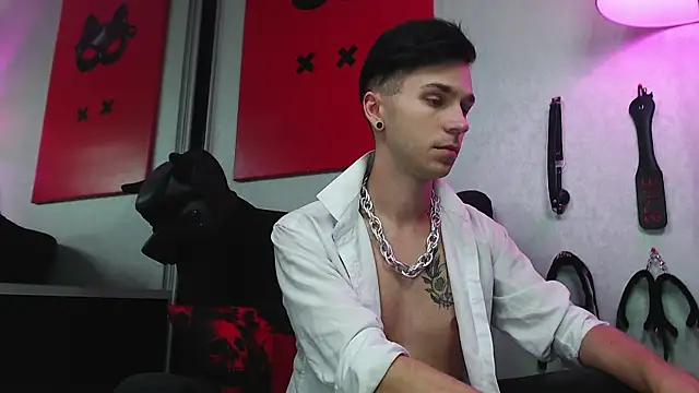 Joseph  Quinn online show from March 18, 2025, 11:11 am