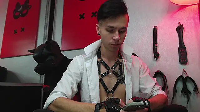 Joseph  Quinn online show from March 12, 2025, 8:08 am