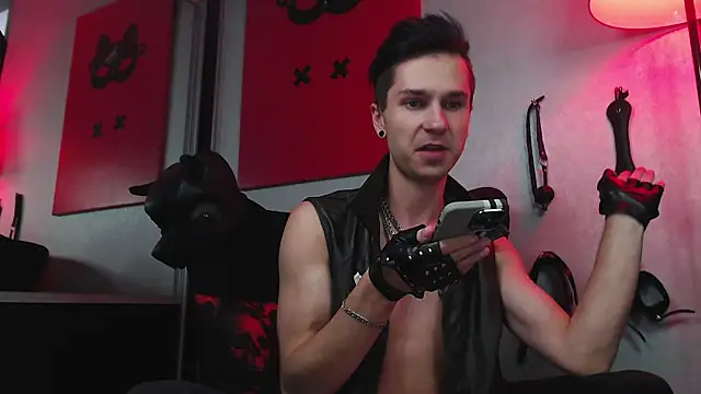 Joseph  Quinn online show from March 2, 2025, 2:15 pm