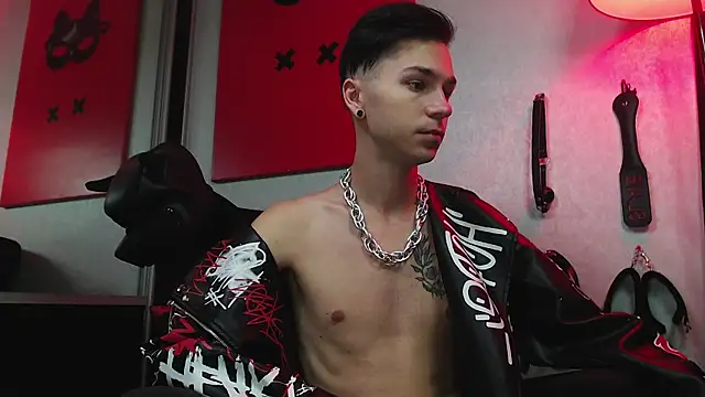 Joseph  Quinn online show from March 10, 2025, 8:06 am