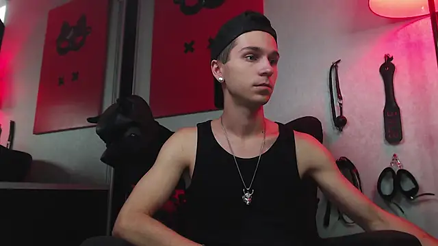 Joseph  Quinn online show from March 3, 2025, 11:11 am