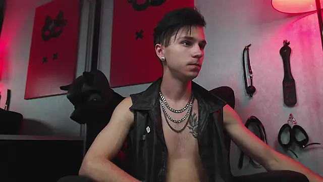 Joseph  Quinn online show from March 2, 2025, 5:20 pm