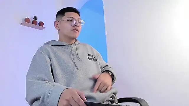 a lejandro 0 8 online show from February 26, 2025, 3:03 am