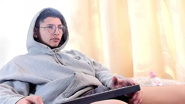 a lejandro 0 8 online show from February 9, 2025, 7:41 pm