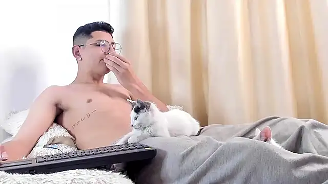 a lejandro 0 8 online show from February 10, 2025, 3:21 pm