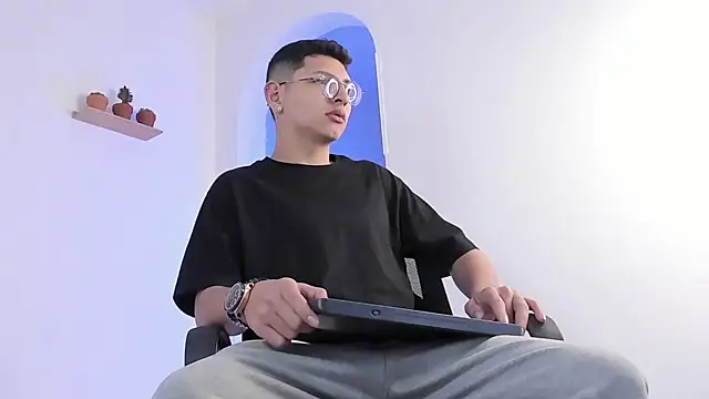 a lejandro 0 8 online show from February 26, 2025, 7:42 pm