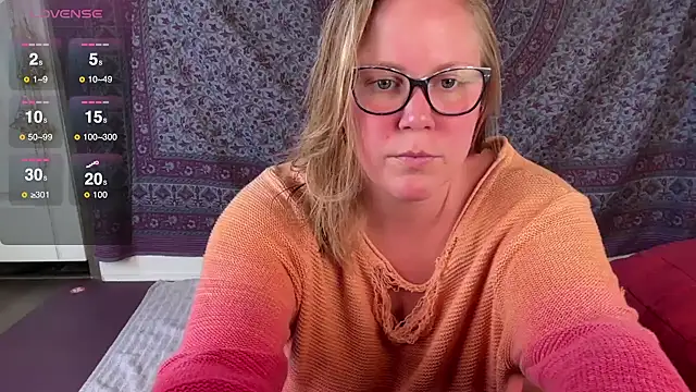 GlitterKitty108 online show from October 7, 2025, 1:23 pm