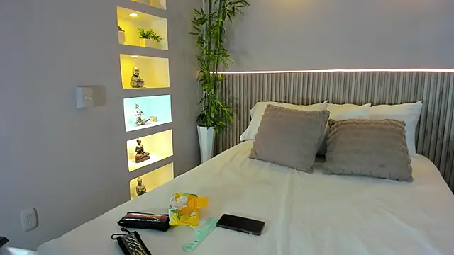 EmmilyCollson online show from December 16, 2025, 5:17 pm