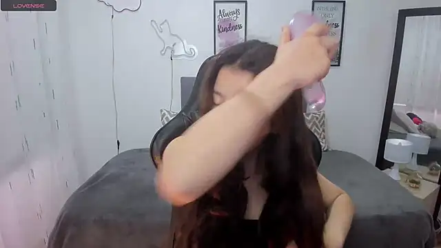 Amy joones online show from September 12, 2025, 11:43 am