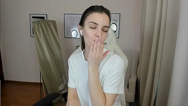 SuzyJamess online show from January 22, 2025, 4:55 am