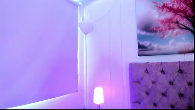 Julianaa Castro  online show from February 28, 2025, 3:04 pm