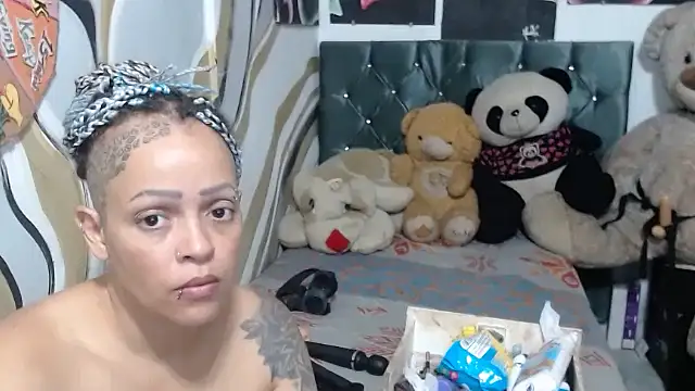 manzanahot9 online show from November 6, 2025, 6:45 pm