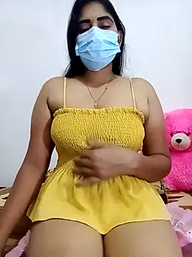 Snapshot of SLZAARA chatting on November 18, 2025, 8:23 pm SLZAARA online show from November 18, 2025, 8:23 pm