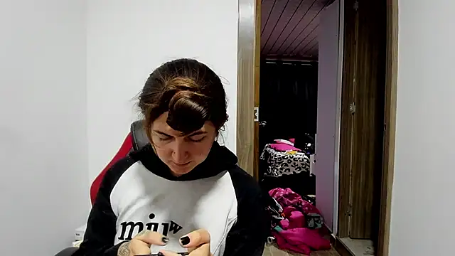 Sweet-Suck69 online show from February 19, 2025, 4:44 am