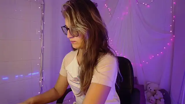 Giia paiige18 online show from September 18, 2025, 12:57 am