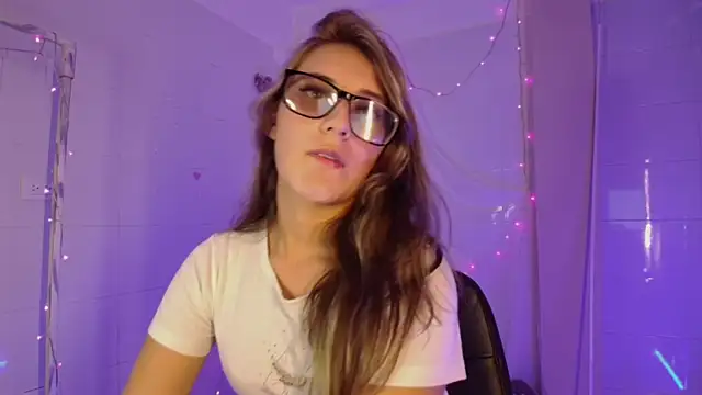 Giia paiige18 online show from September 27, 2025, 12:17 am