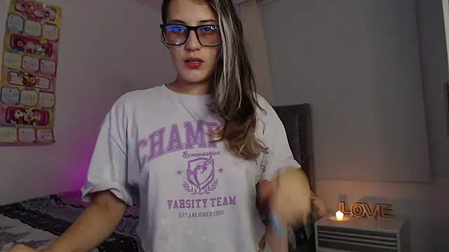 Giia paiige18 online show from March 19, 2025, 2:16 am