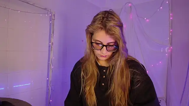 Giia paiige18 online show from November 15, 2025, 11:20 pm