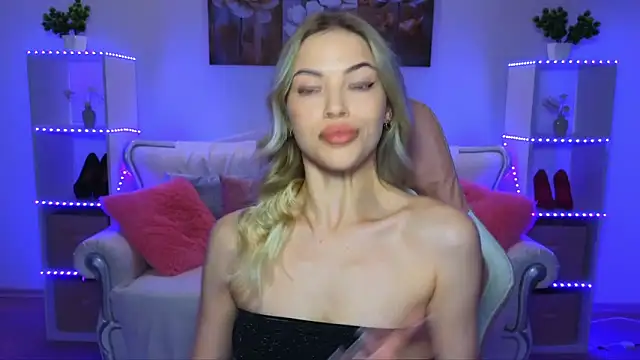 EmmyMills online show from September 25, 2025, 8:59 pm