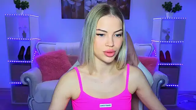 EmmyMills online show from October 19, 2025, 9:17 pm