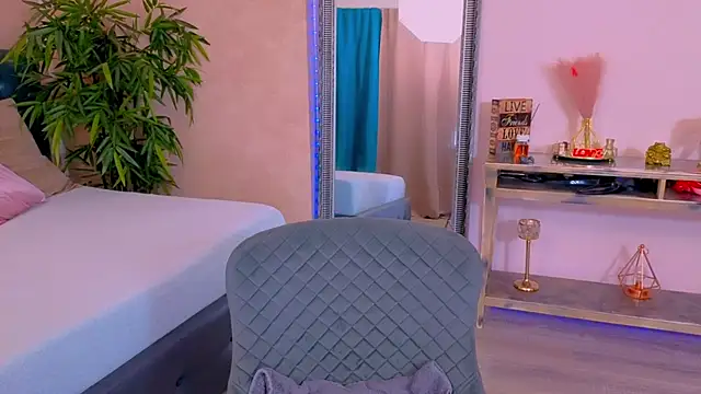 MichelleReys online show from November 12, 2025, 8:12 pm