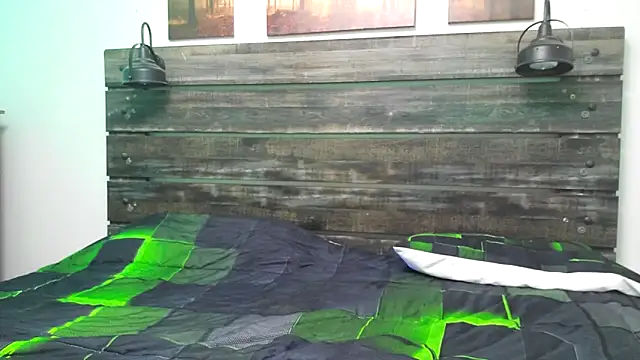 Snapshot of Mic_Oxinner chatting on October 30, 2025, 7:00 pm Mic Oxinner online show from October 30, 2025, 7:00 pm