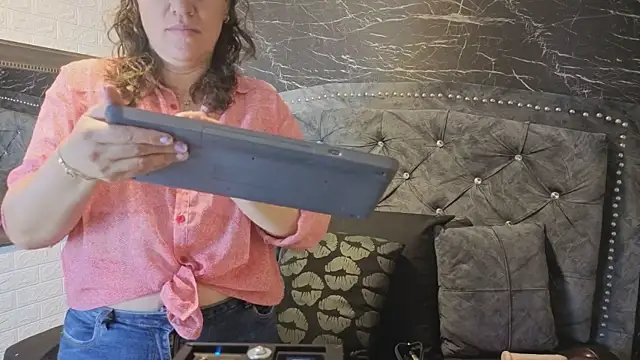 charlotte  G online show from March 26, 2026, 11:08 am