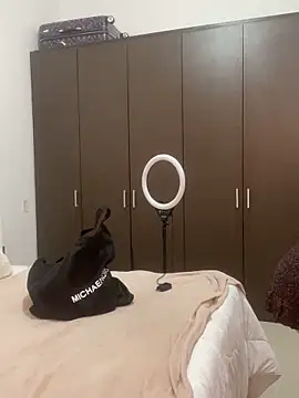 valecruz903 online show from February 17, 2025, 8:06 pm