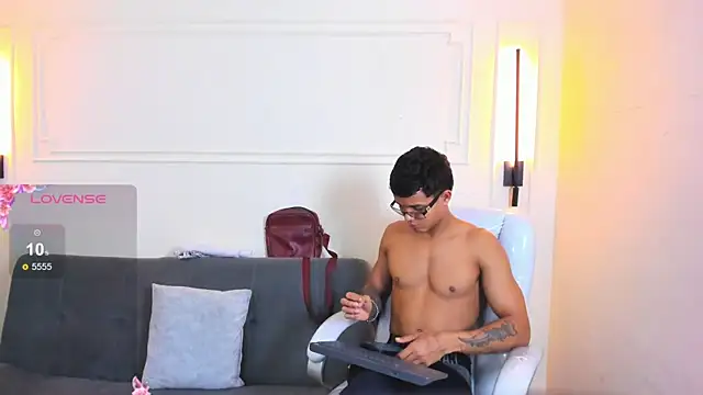 Snapshot of Paradise_boy_s chatting on May 21, 2026, 2:03 pm Paradise boy s online show from May 21, 2026, 2:03 pm