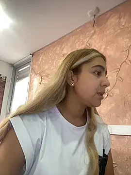 Miabonnett  online show from November 6, 2025, 12:09 pm