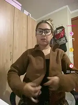 Snapshot of Miabonnett_ chatting on May 7, 2026, 12:59 am Miabonnett online show from May 7, 2026, 12:59 am