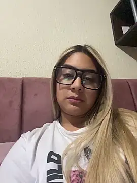 Snapshot of Miabonnett_ chatting on May 15, 2026, 1:14 am Miabonnett online show from May 15, 2026, 1:14 am