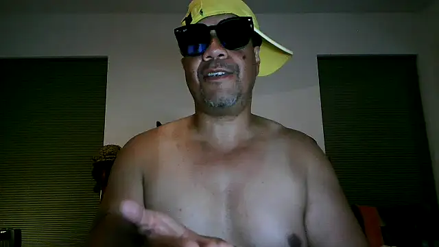 Snapshot of pimpdaddy4ever chatting on April 23, 2026, 2:40 am pimpdaddy4ever online show from April 23, 2026, 2:40 am