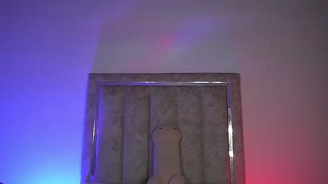 Snapshot of little-Emma chatting on July 9, 2026, 12:33 am little-Emma online show from July 9, 2026, 12:33 am